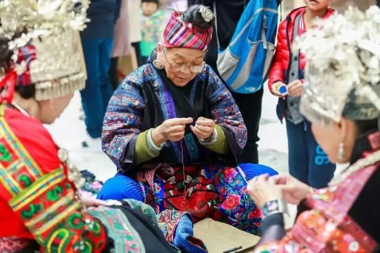 依文集团：指尖“绣”出光彩路