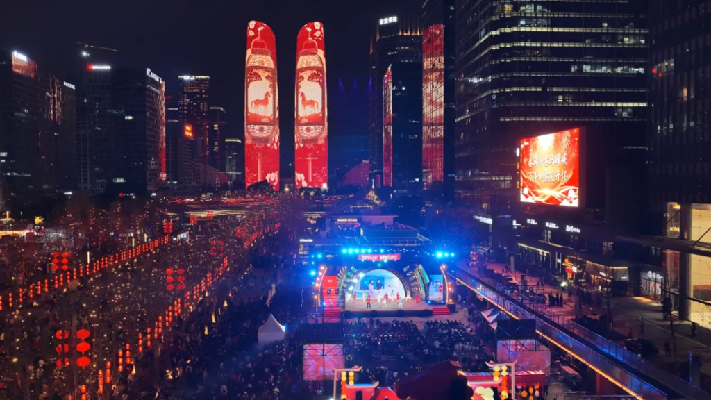 小铁科技集团亮相2026成都元宵盛典，AI力量点亮双塔巨幕